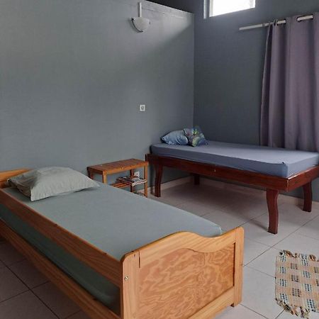 Laure Hebergement Loue Des Lits En Dortoir Hostel Faaa Bagian luar foto