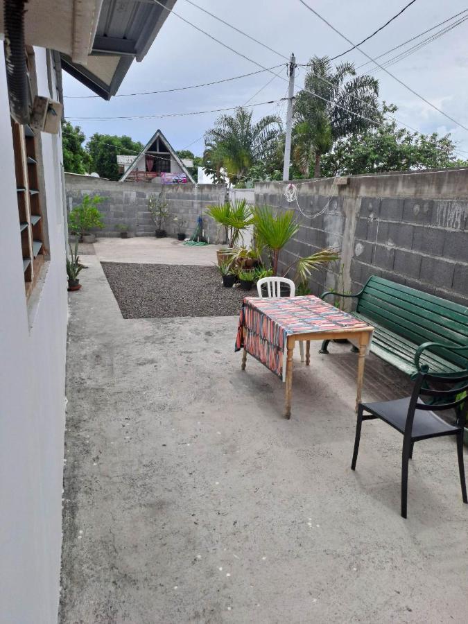 Laure Hebergement Loue Des Lits En Dortoir Hostel Faaa Bagian luar foto