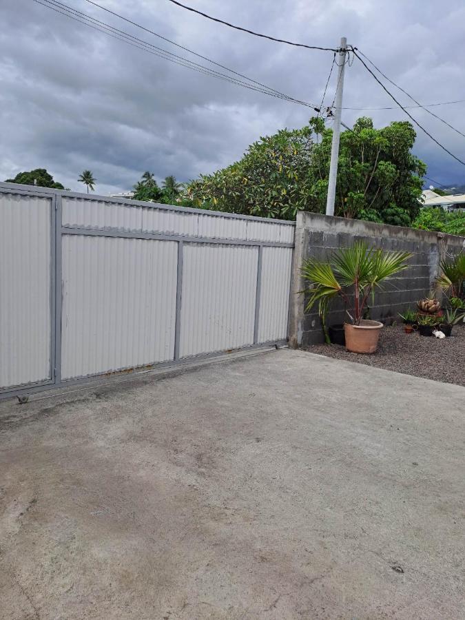 Laure Hebergement Loue Des Lits En Dortoir Hostel Faaa Bagian luar foto