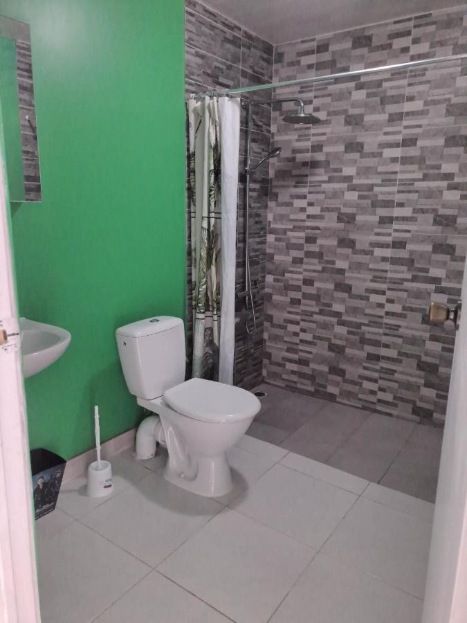 Laure Hebergement Loue Des Lits En Dortoir Hostel Faaa Bagian luar foto