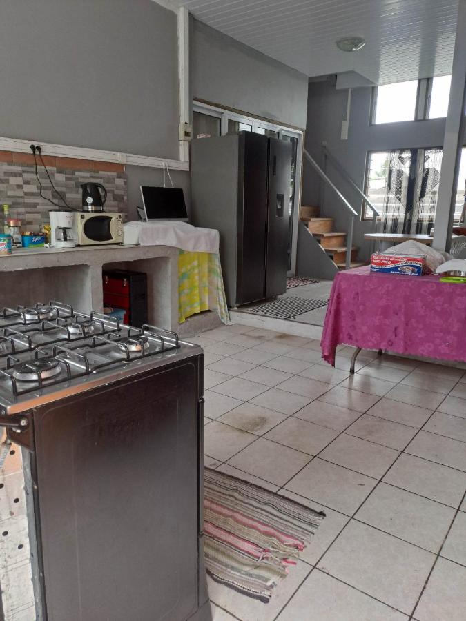 Laure Hebergement Loue Des Lits En Dortoir Hostel Faaa Bagian luar foto