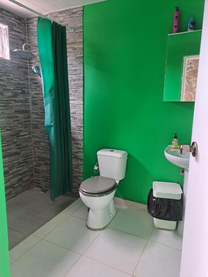 Laure Hebergement Loue Des Lits En Dortoir Hostel Faaa Bagian luar foto